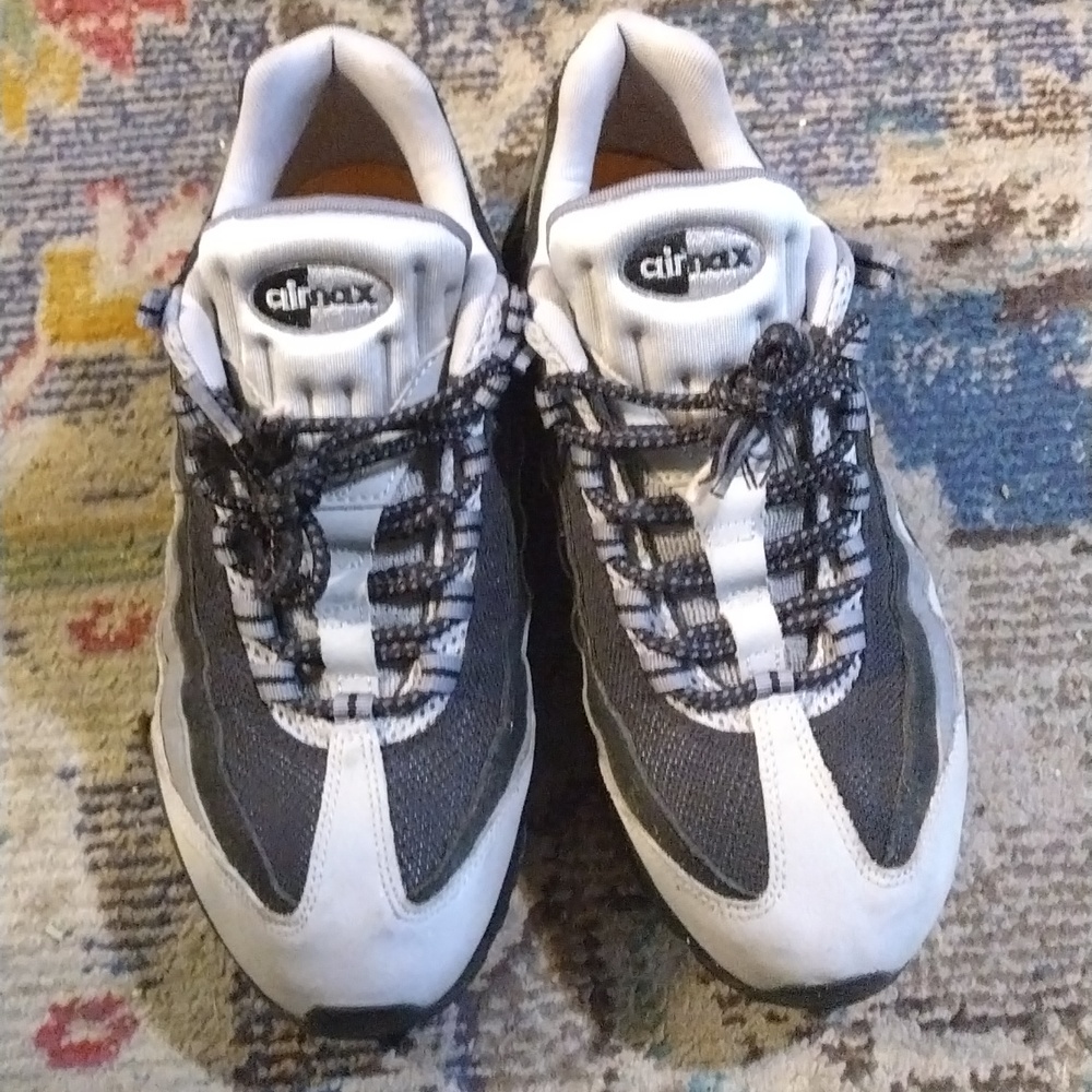 Tennis shoes